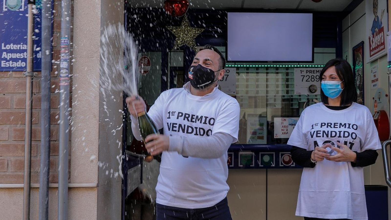 Dos loters celebren `La Grossa´ amb cava en l'administració de loteria d'Alfara del Patriarca