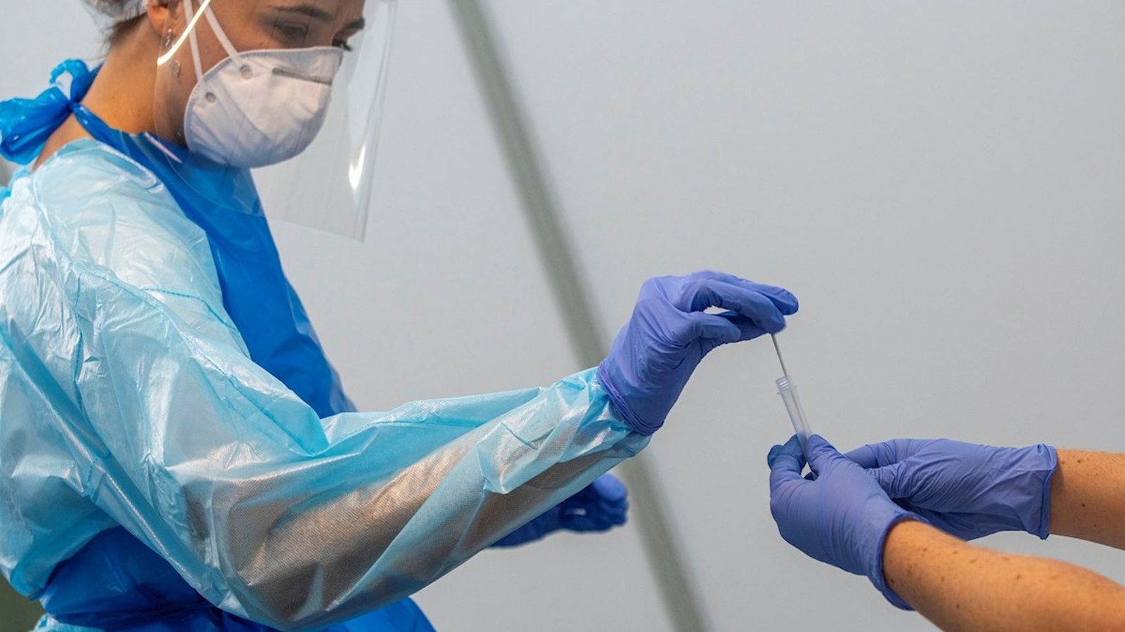 Sanitaris realitzen proves PCR