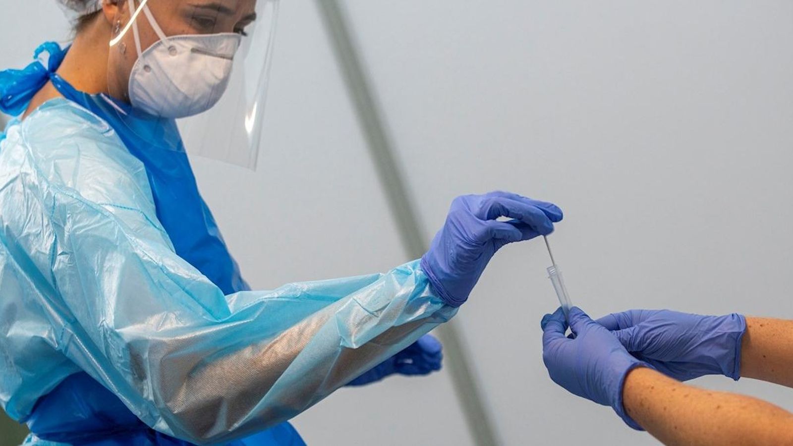 Sanitaris realitzen proves PCR