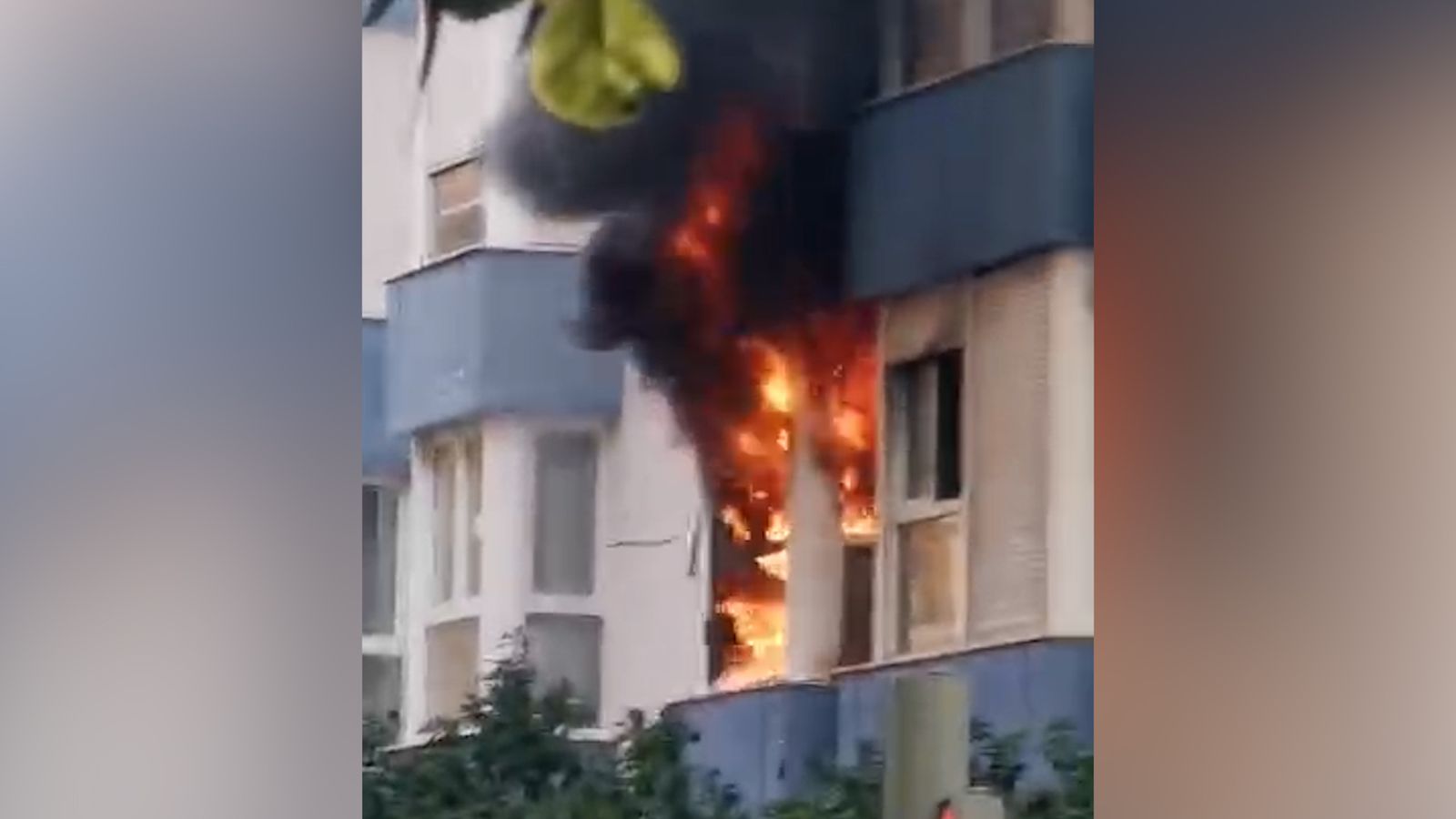 Imatges de l'incendi a l'habitatge del carrer Consitutció de València