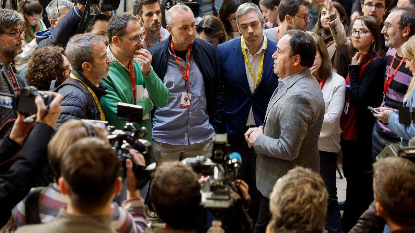 El nou president del Consell conversa amb un grup de periodistes després ed la remodelació del Consell