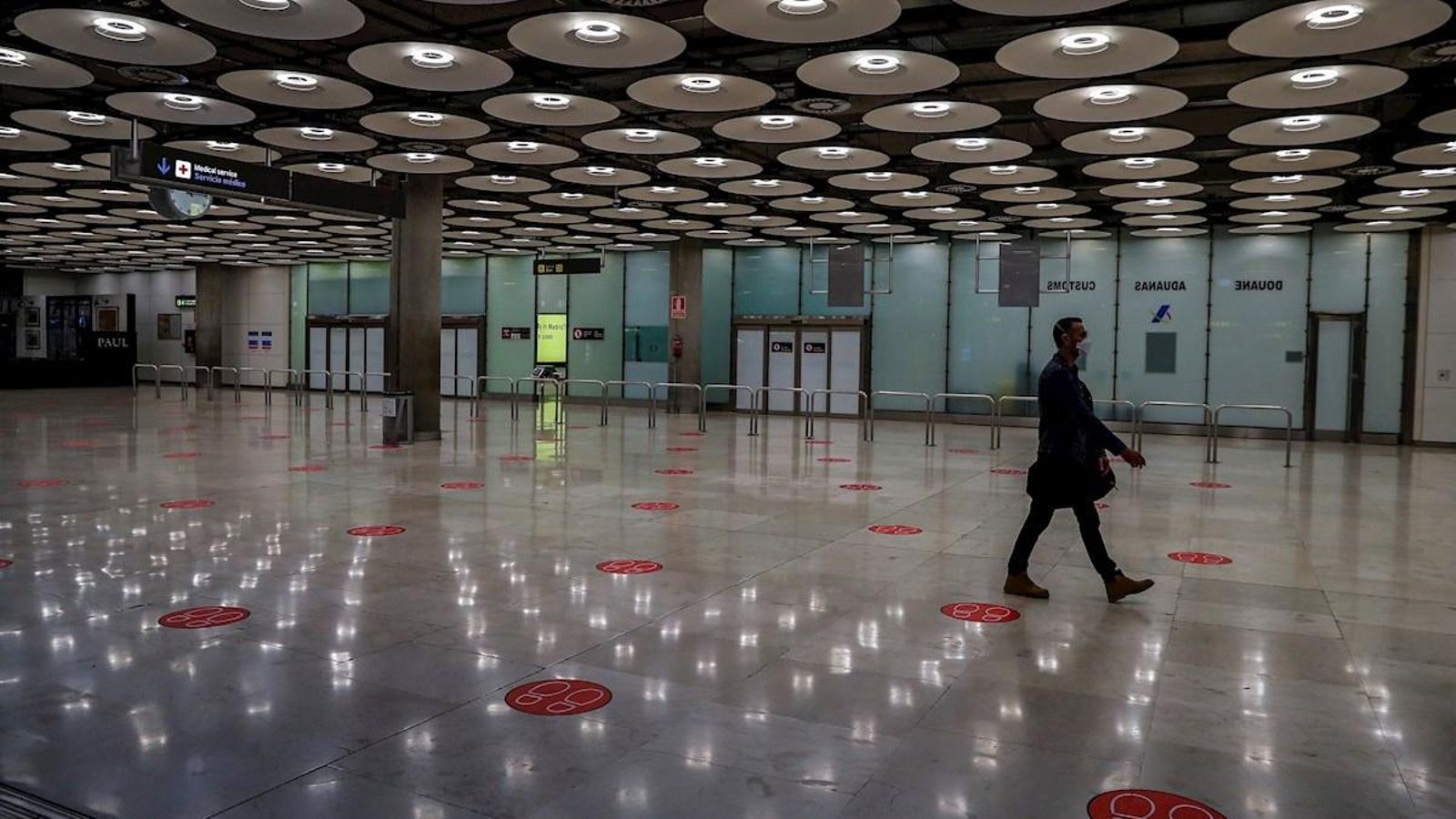 Una persona passeja per un aeroport (Efe)