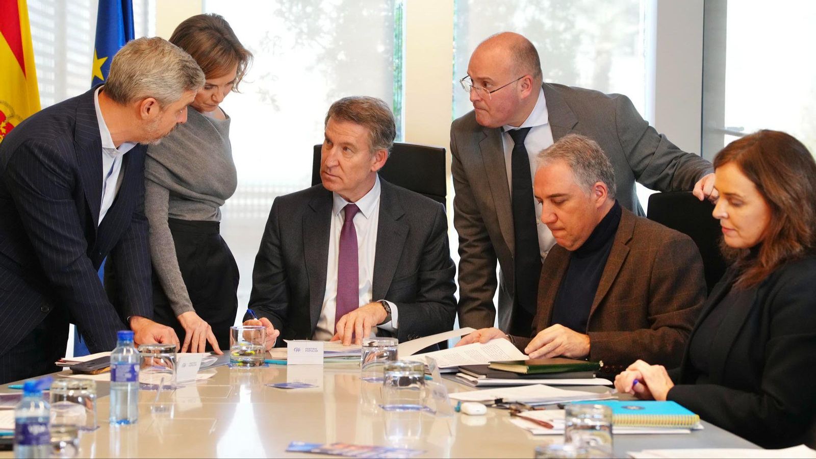 El líder del Partit Popular, Alberto Nuñez Feijóo, amb el seu equip