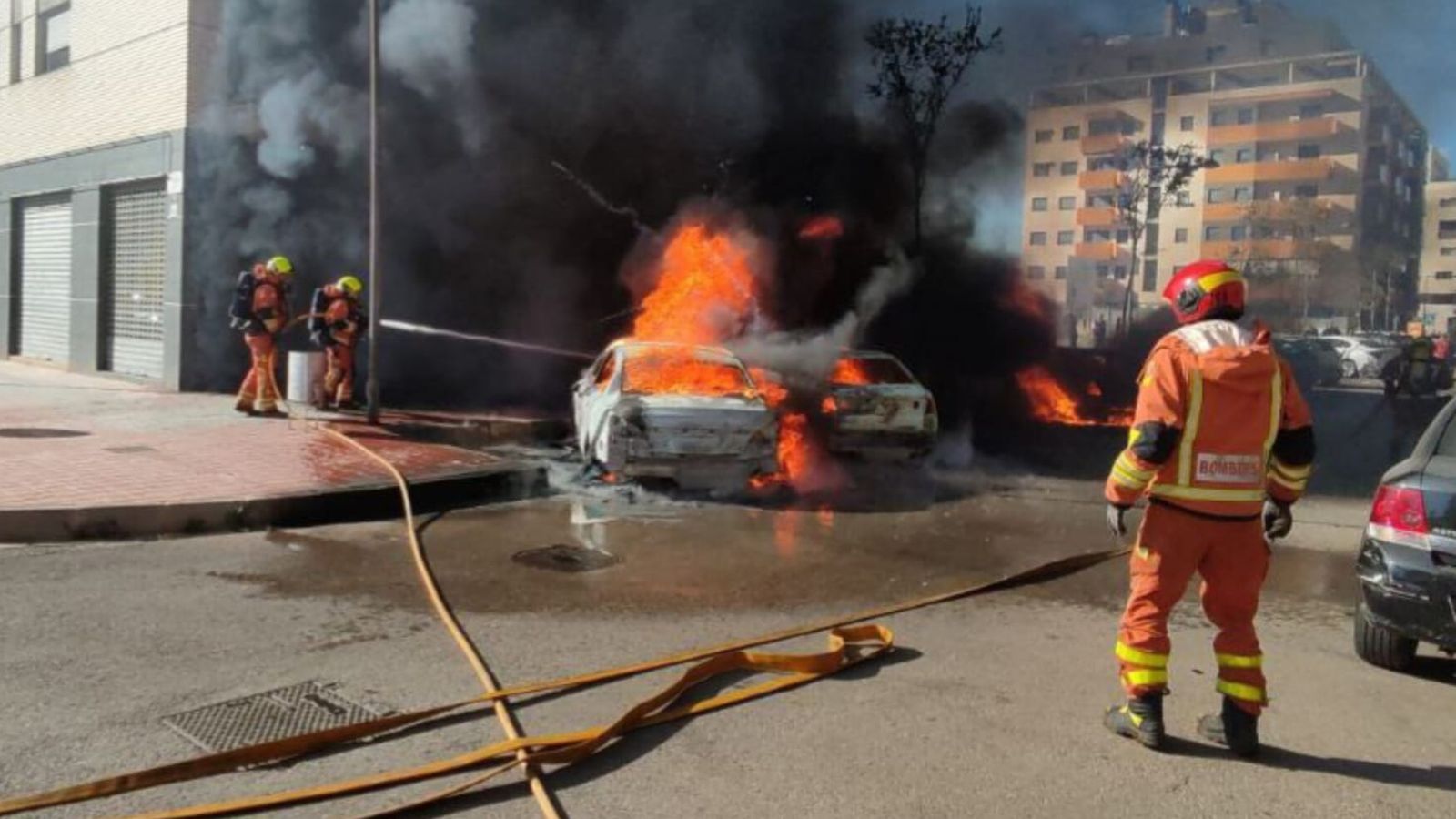 Bombers de Silla i Catarroja sufoquen les flames de diversos vehicles a Albal