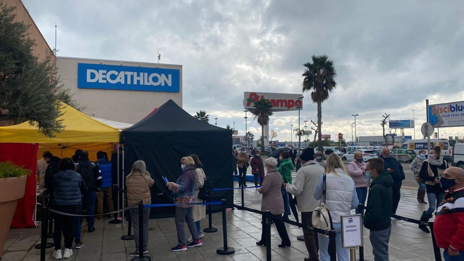 Punt mòbil de vacunació sense cita al centre comercial la Sénia, Oriola