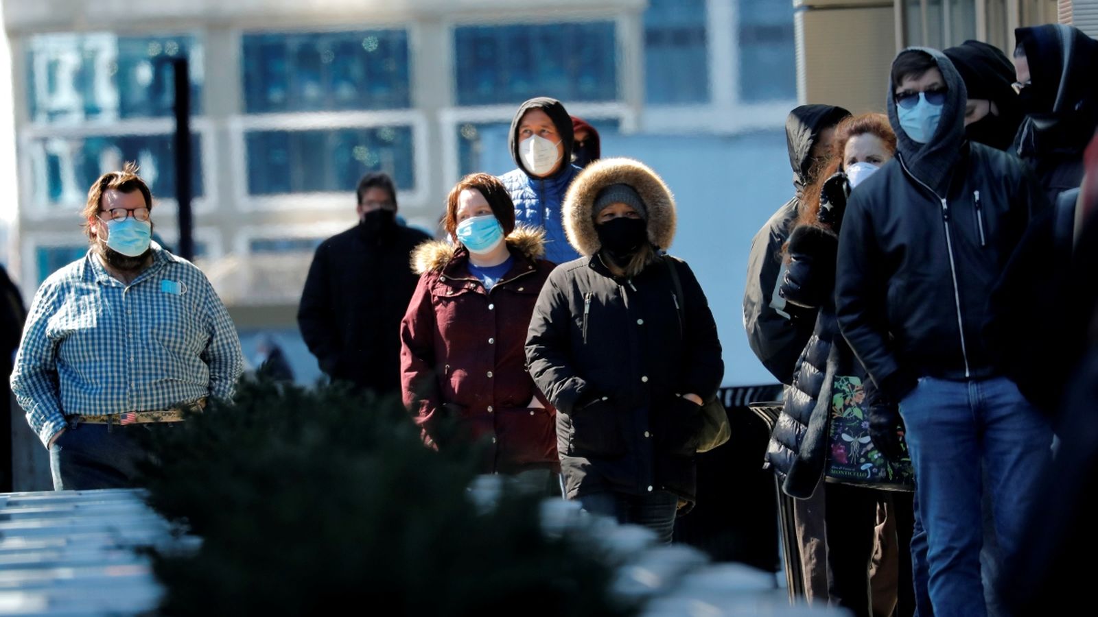 Un grup de persones fa cua per a vacunar-se a Nova York
