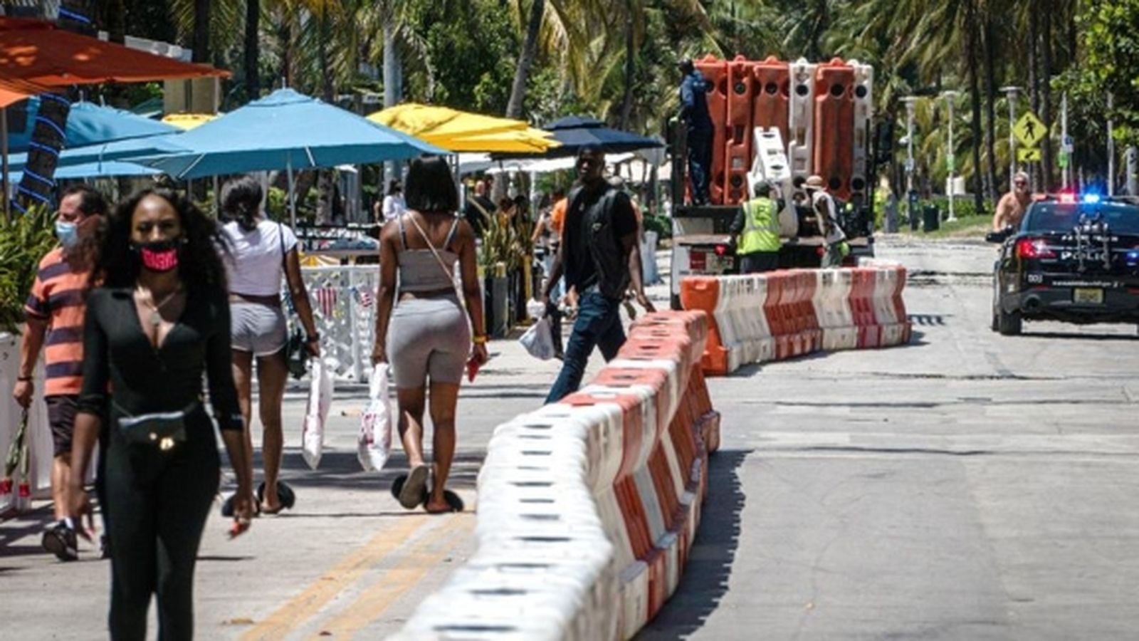 Diverses persones passejant per Miami