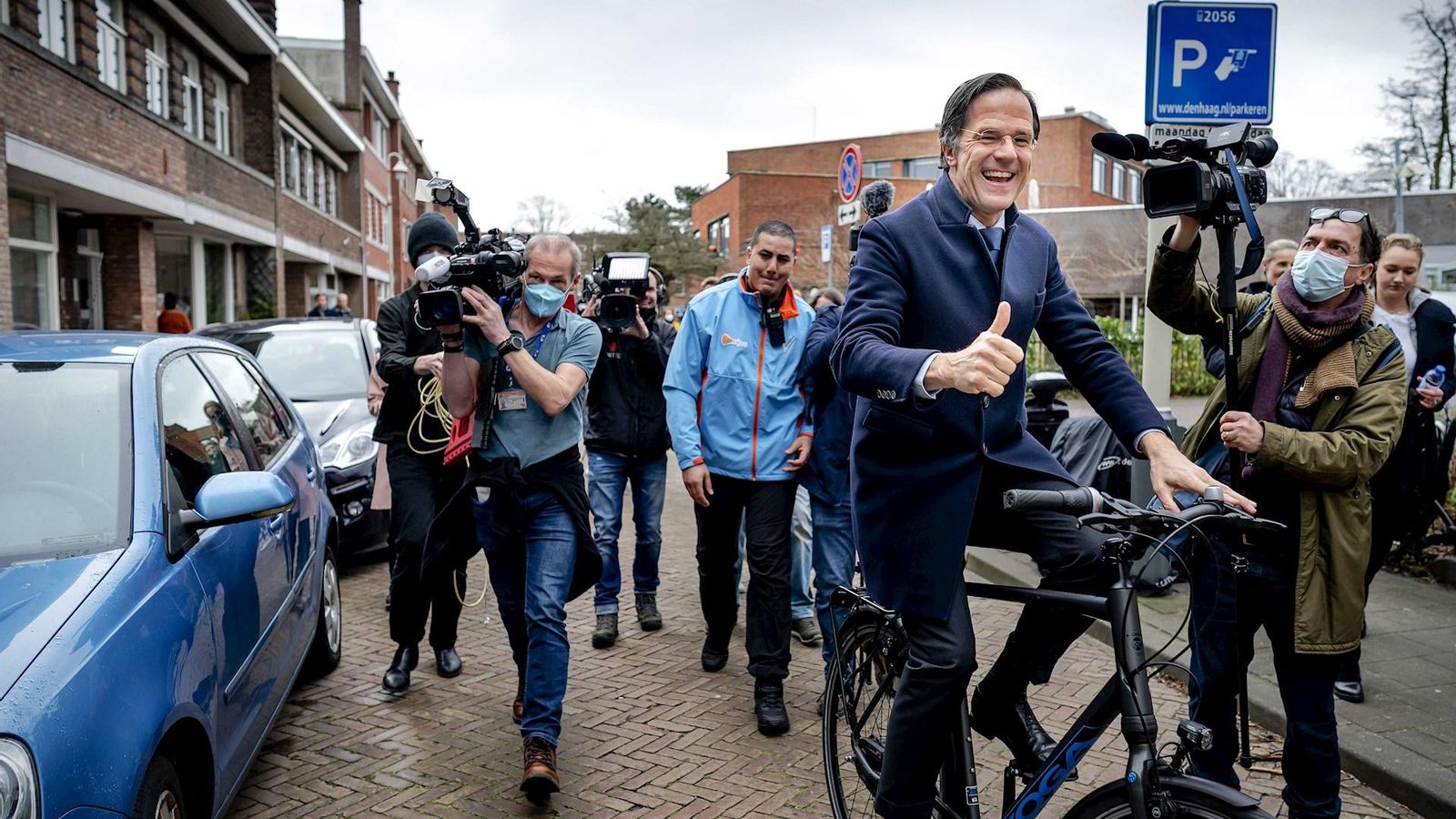 El líder del partit VVD, Mark Rutte, després d'exercir el dret al vot en un col·legi electoral de la Haia (Països Baixos) aquest dimecres