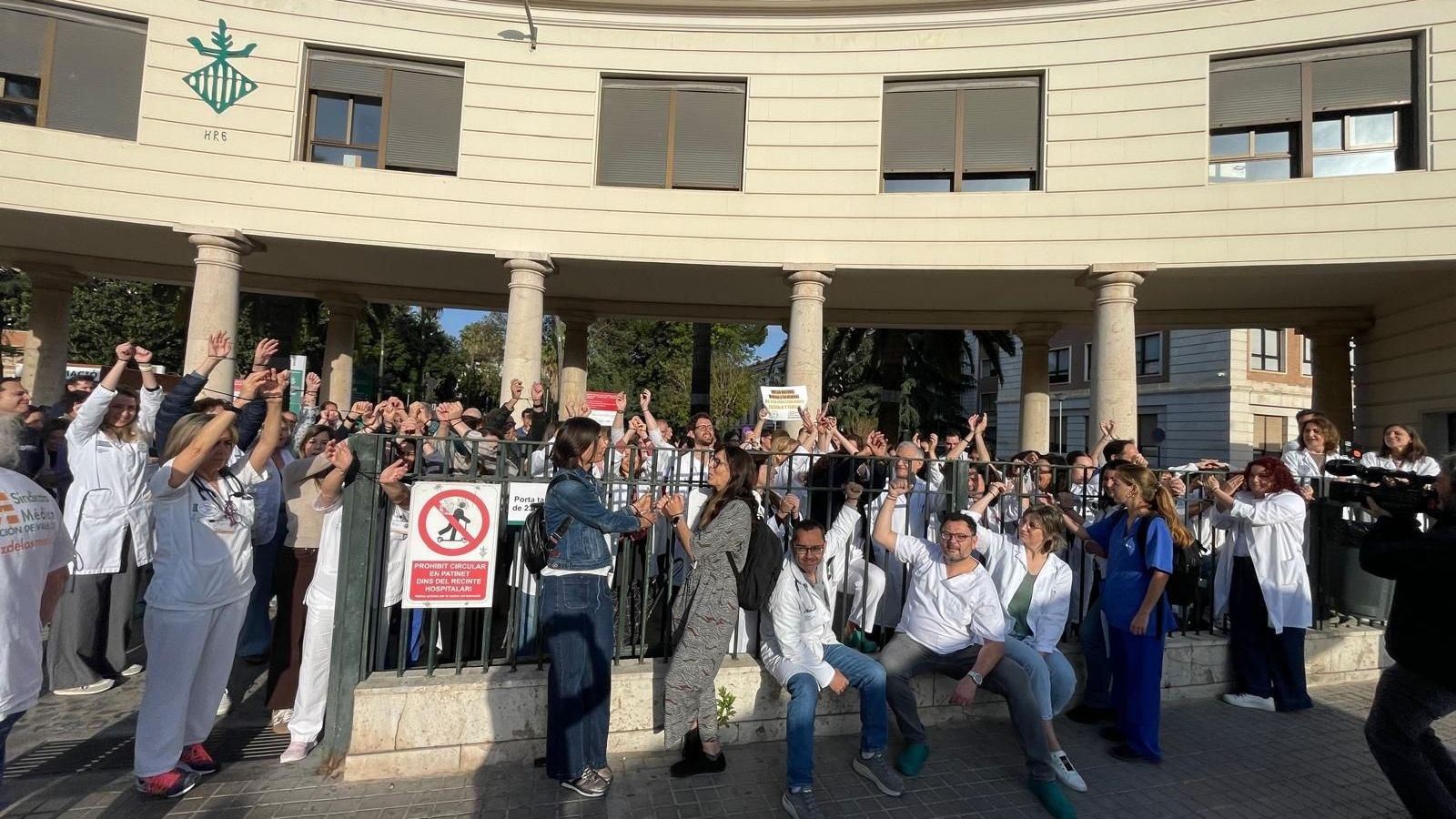Metges emmanillats a les portes de l'Hospital General de València