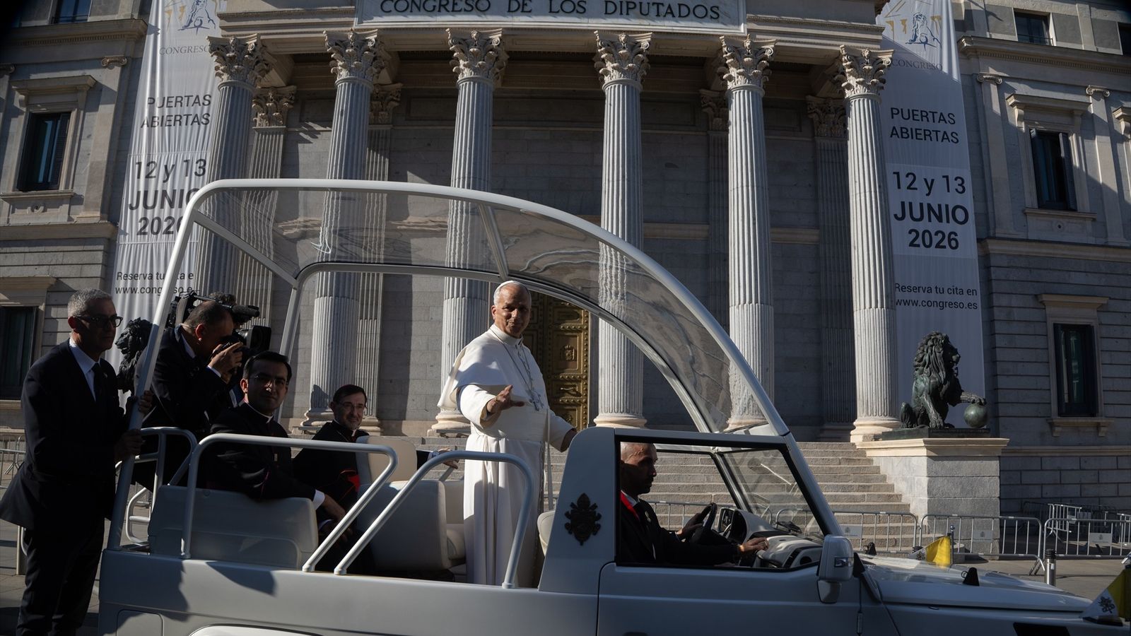 El papa Lleó XIV, al seu pas pel Congrés dels Diputats en el papamòbil