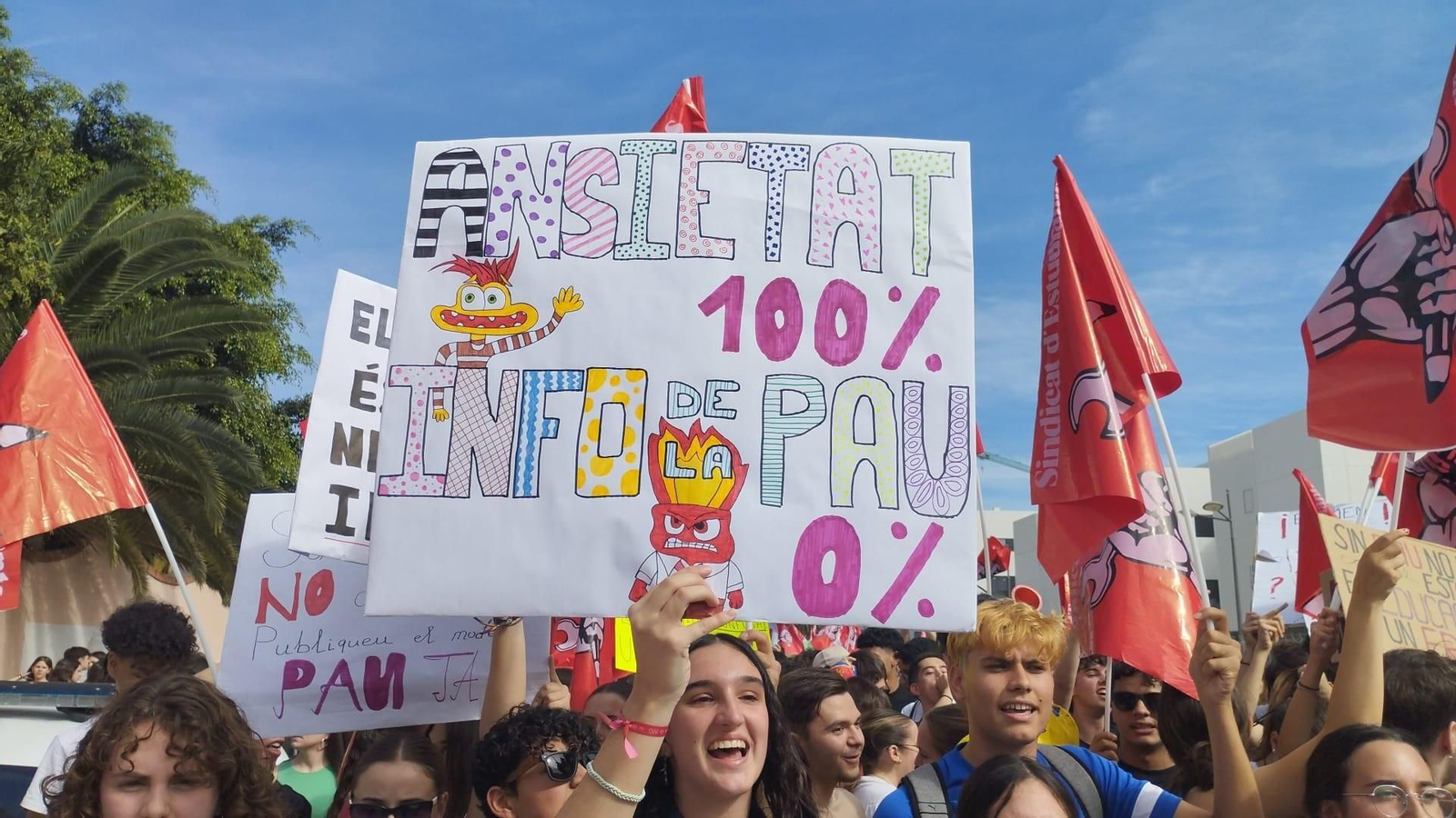 Una estudiant exhibeix una pancarta en la manifestació, este divendres