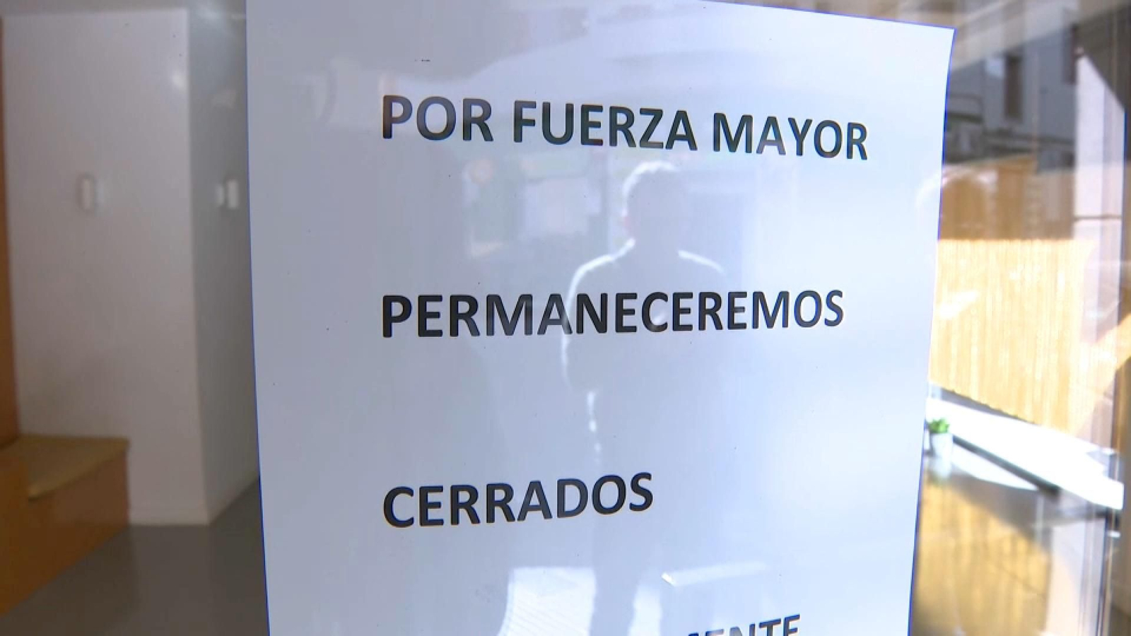 Cartell que la clínica ha posat per a informar els clients del tancament temporal, este divendres