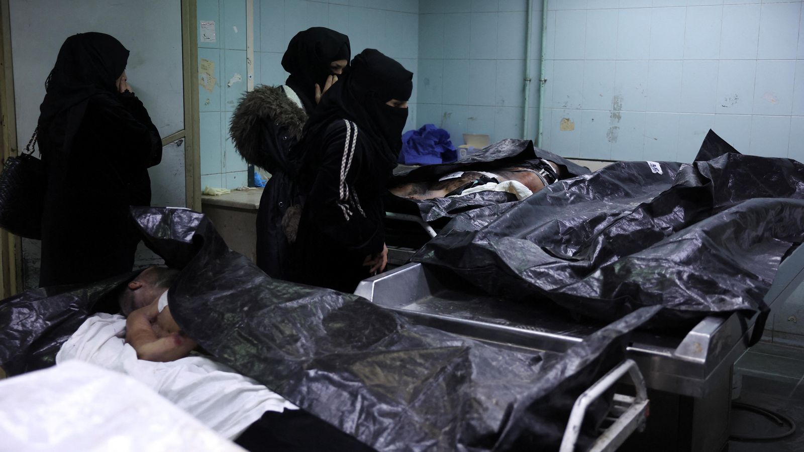 Cadàvers al mortuori de l'hospital de Damasc, suposadament recuperats de la presó de Sidnaia, referent en la represió del règim d'Al-Assad Cadàvers al mortuori de l'hospital de Damasc, suposadament recuperats de la presó de Sidnaia, referent en la represió del règim d'Al-Assad
