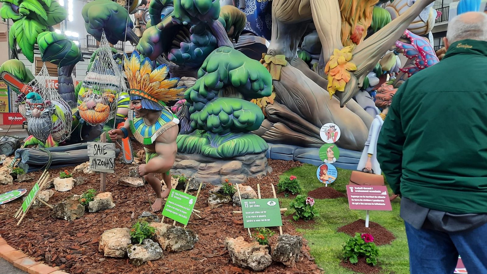 Detall de la Falla '2030', de l'artista Pere Baenas García que ha atorgat el primer premi de la secció especial a la comissió Convent de Jerusalem