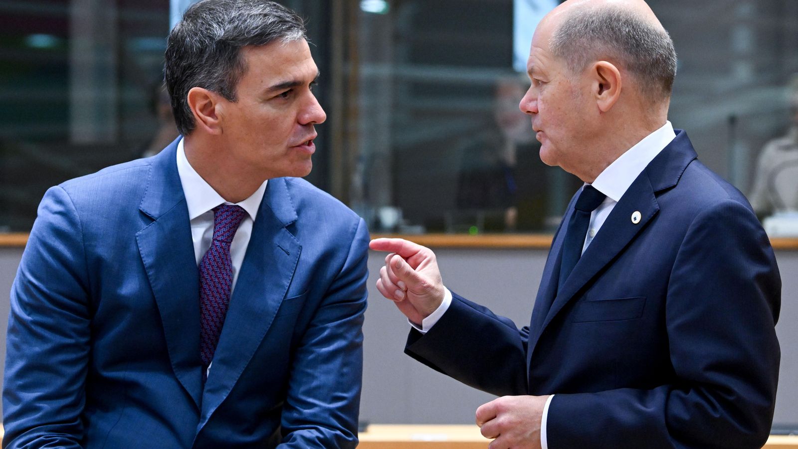 El canceller alemany Olaf Scholz conversa amb el primer ministre espanyol, Pedro Sánchez