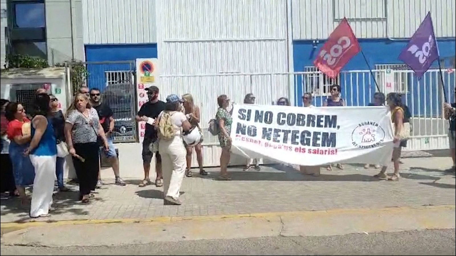 La Generalitat preveu contractacions d'urgència per solventar la crisi de neteja dels instituts