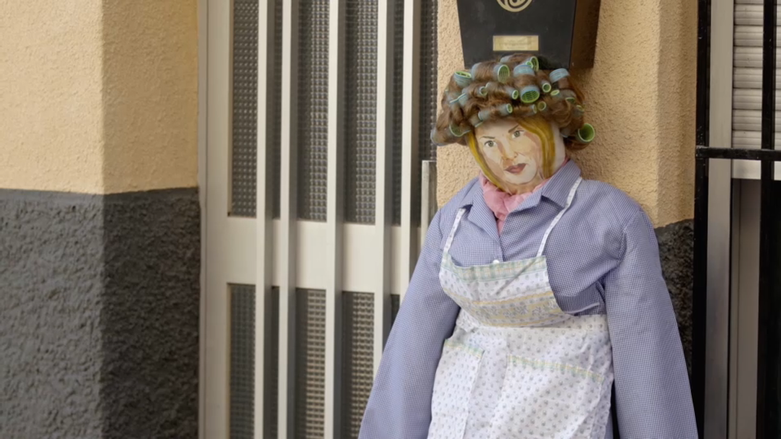 Un nano col·locat a l'entrada d'una casa