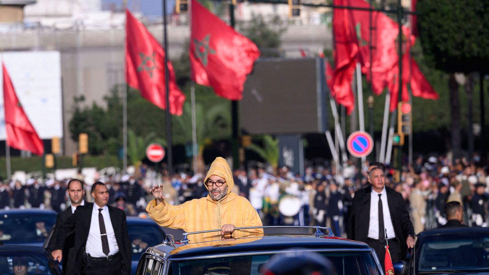 El rei del Marroc, Mohamed VI, saluda la multitud a Rabat este divendres