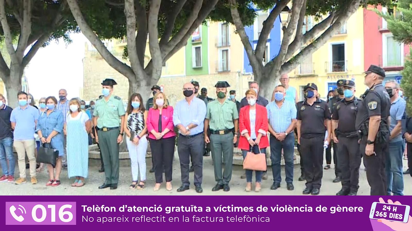 Imatge del minut de silènci per condemnar aquest assassinat masclista a la Vila Joiosa