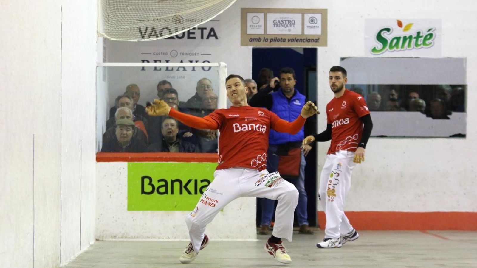 Salva va jugar per a substituir Raúl, que estava lesionat.