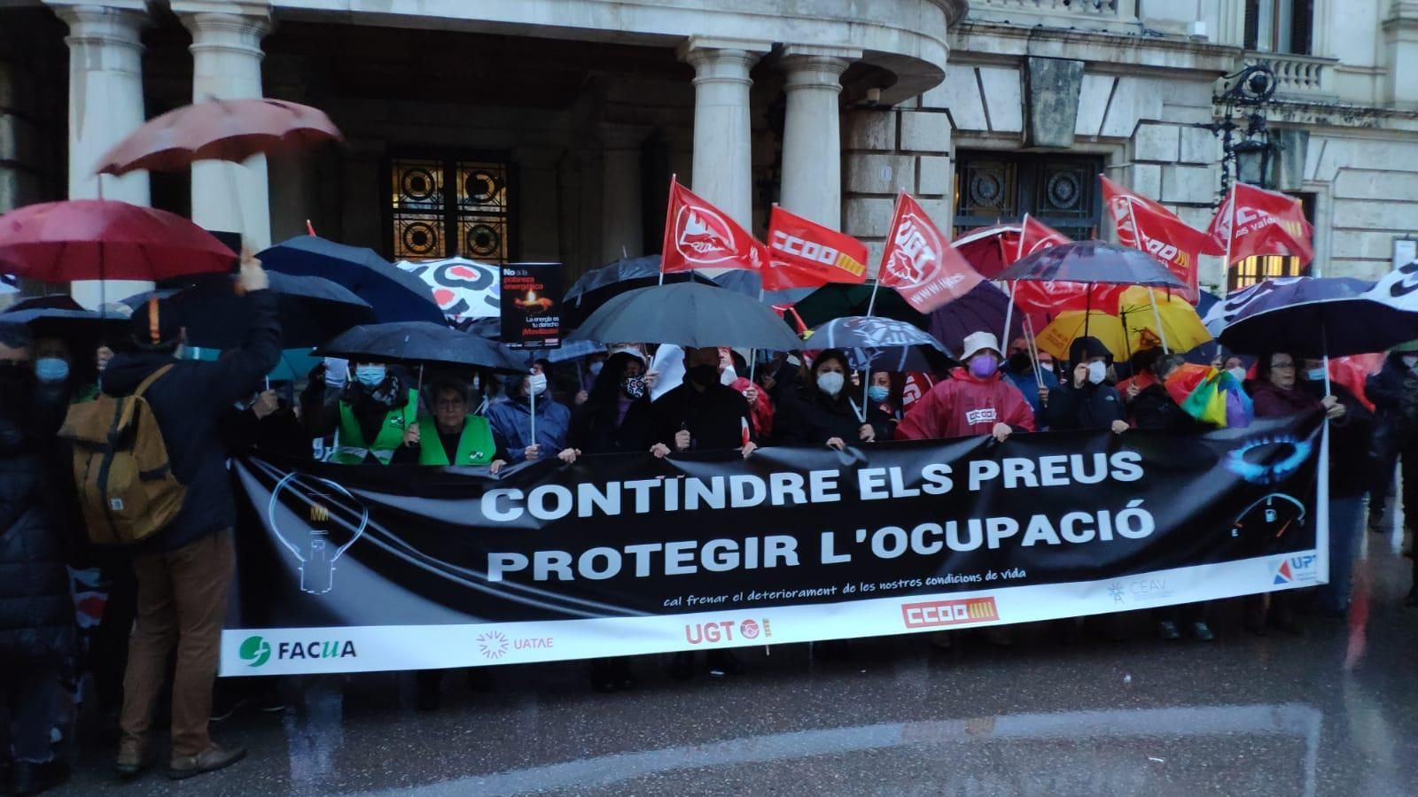 Un grup de manifestants a València contra l'augment dels preus