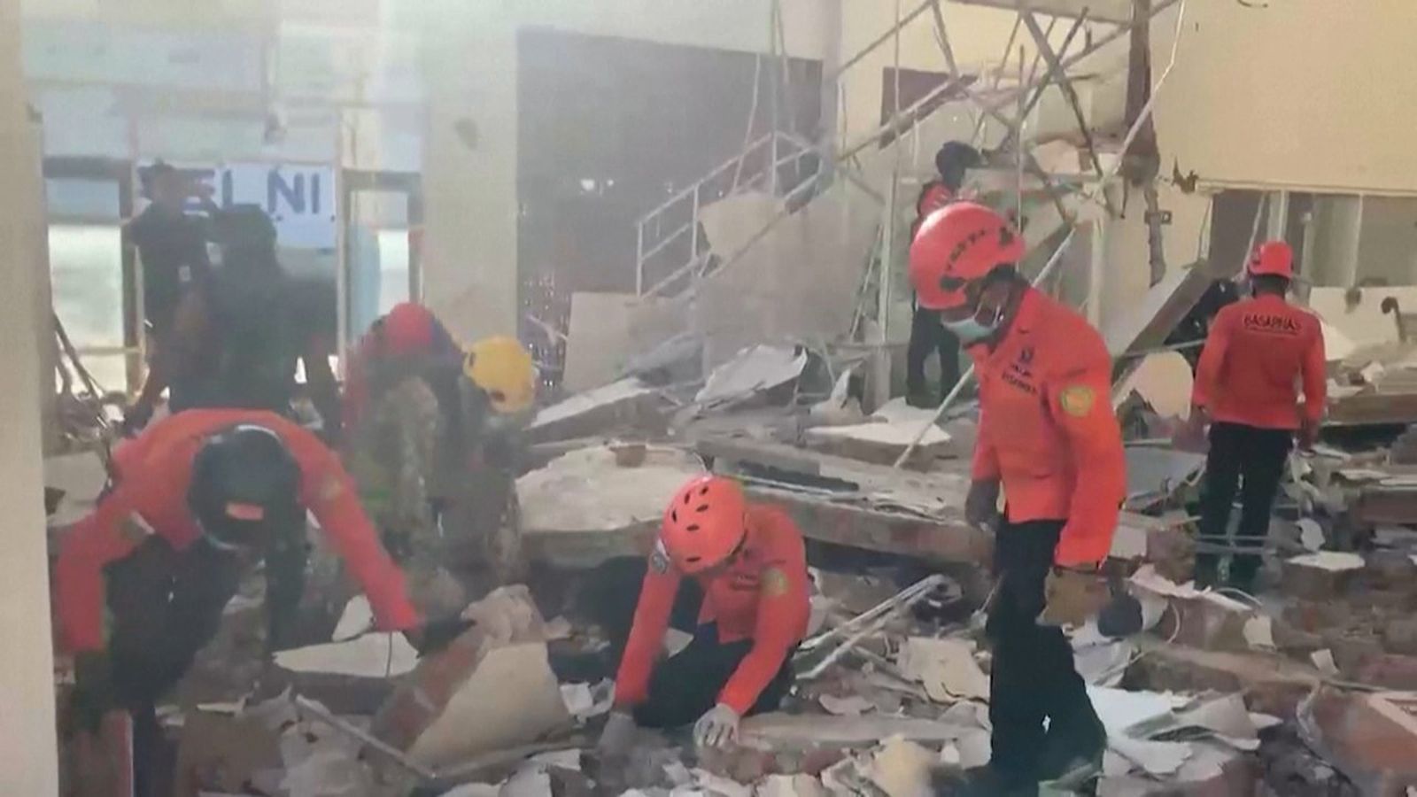 Els bombers busquen entre les restes supervivents del terratrémol a Indonèsia