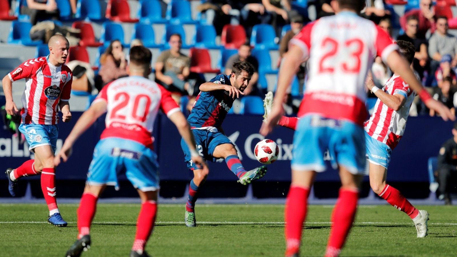 Coke, autor del primer gol del Llevant, lluita pel baló entre contraris