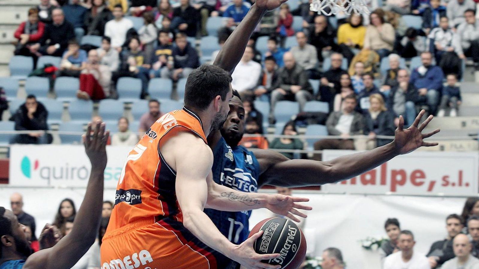 Michael Fakuade, del GBC Delteco, i el capità del València Basket, Rafa Martínez, lluiten per un baló en el partit de la Lliga Endesa disputat a Sant Sebastià