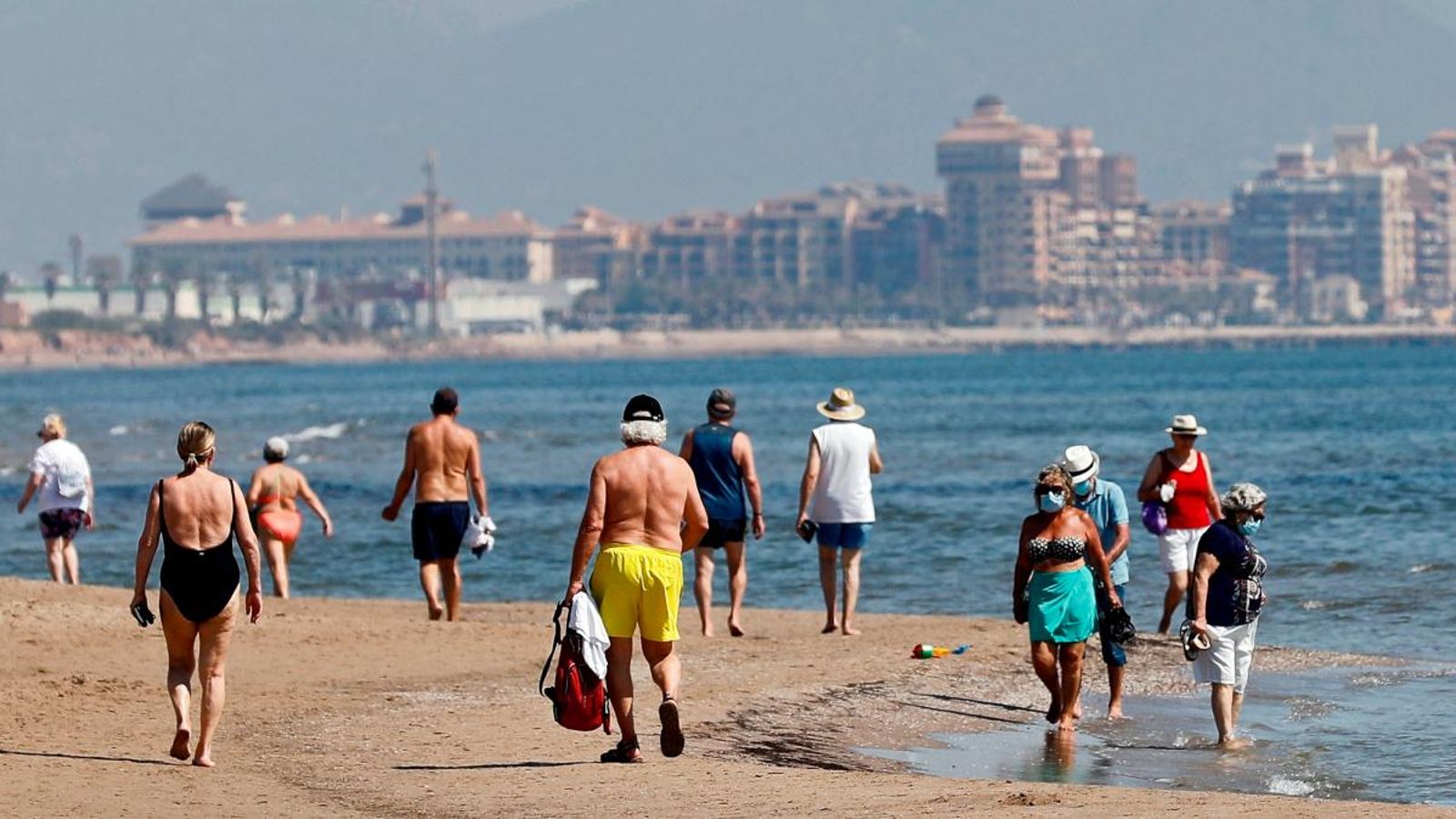 Una platja de València, amb nombrosos passejants, en una imatge d'ahir divendres