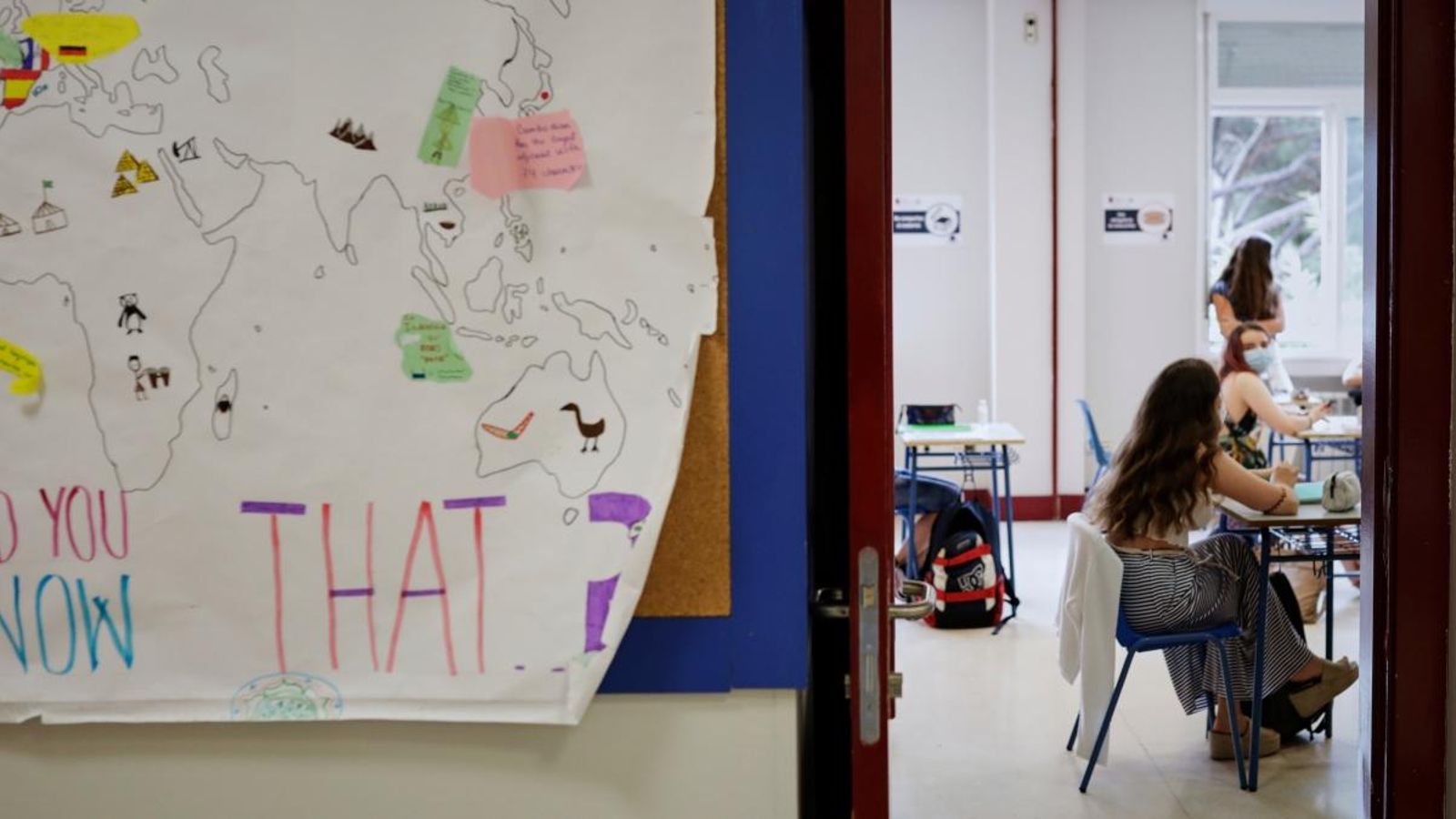 Alumnes de 2n de batxillerat d'un col·legi de Madrid, amb mascaretes i separades en classe dilluns passat
