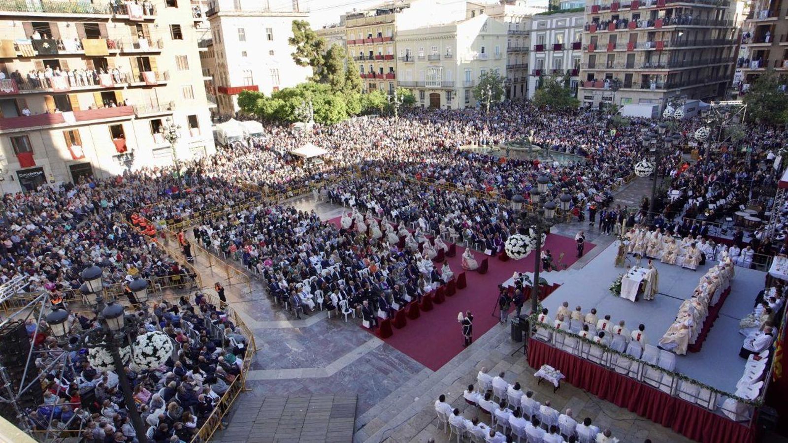 La plaça de la Mare de Déu es converteix en arena política en plena campanya electoral
