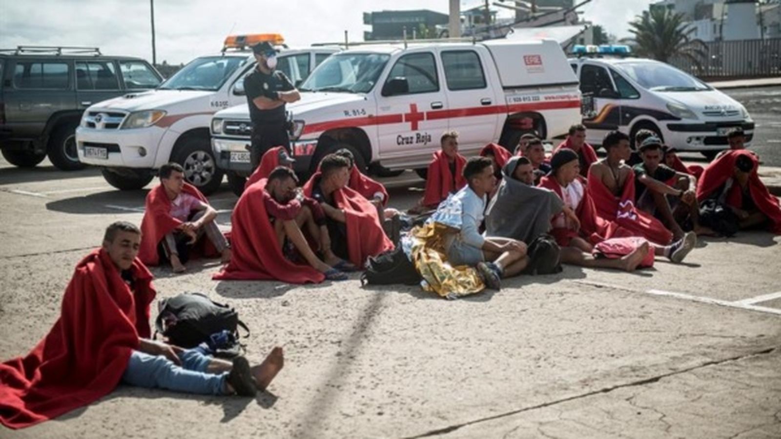 La Guàrdia Civil custodia un grup de migrants a Lanzarote que van ser rescatats dimarts en aigues de les IIles Canàries