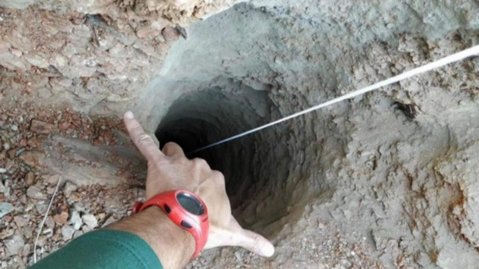 La càmera que han introduït en el forat només ha pogut arribar als 78 metres de profunditat perquè hi ha hagut una solsida.