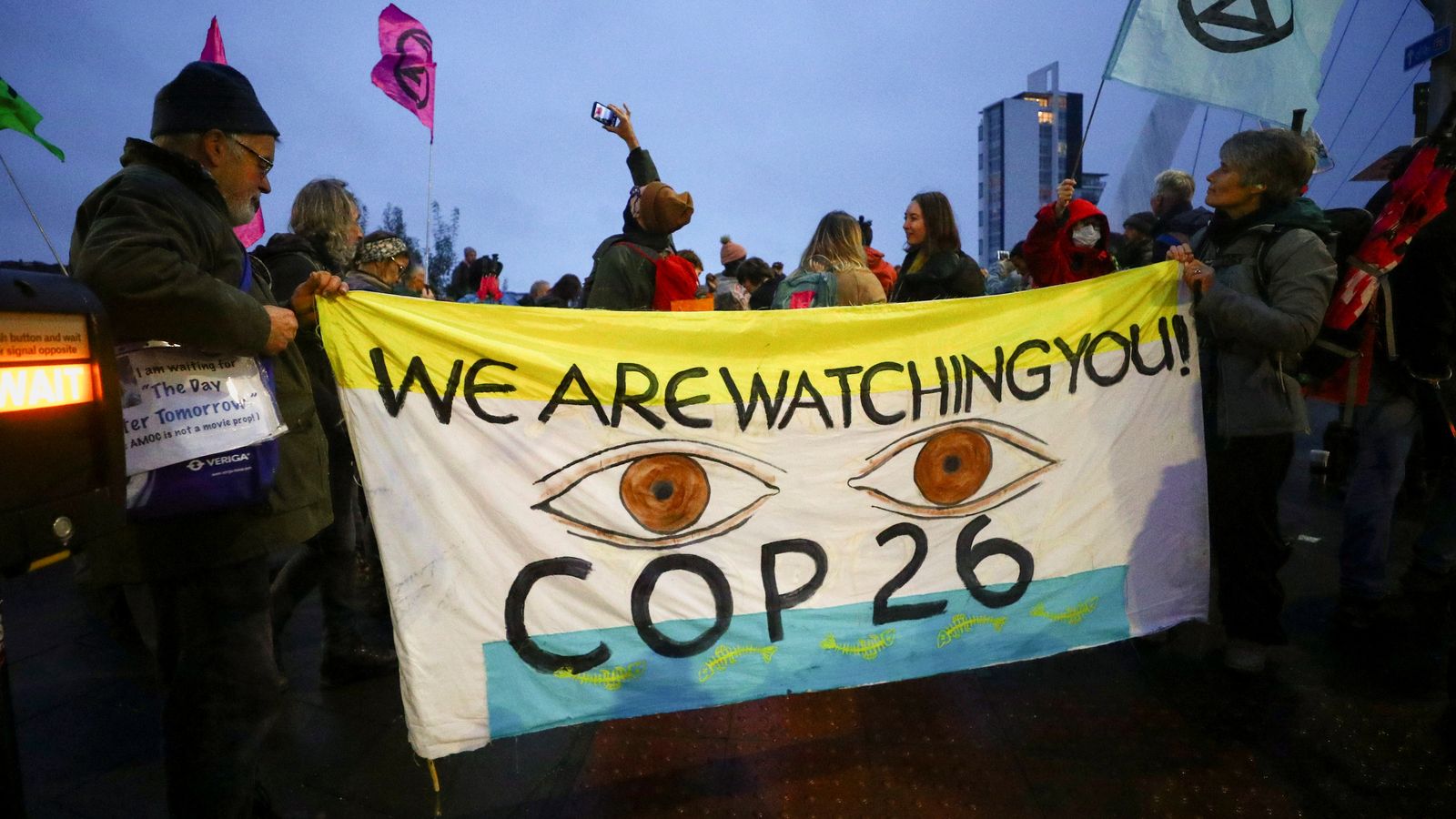 Activistes de la plataforma Extinction Rebellion protesten fora del pavelló on se celebra la COP26, a Glasgow