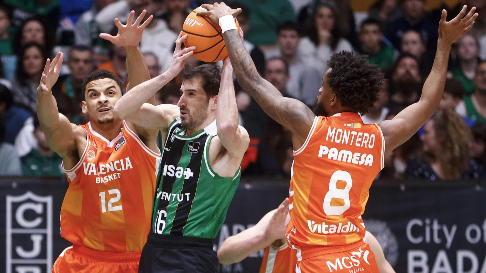 Jean Montero fa un tap a l'extaronja Guillem Vives