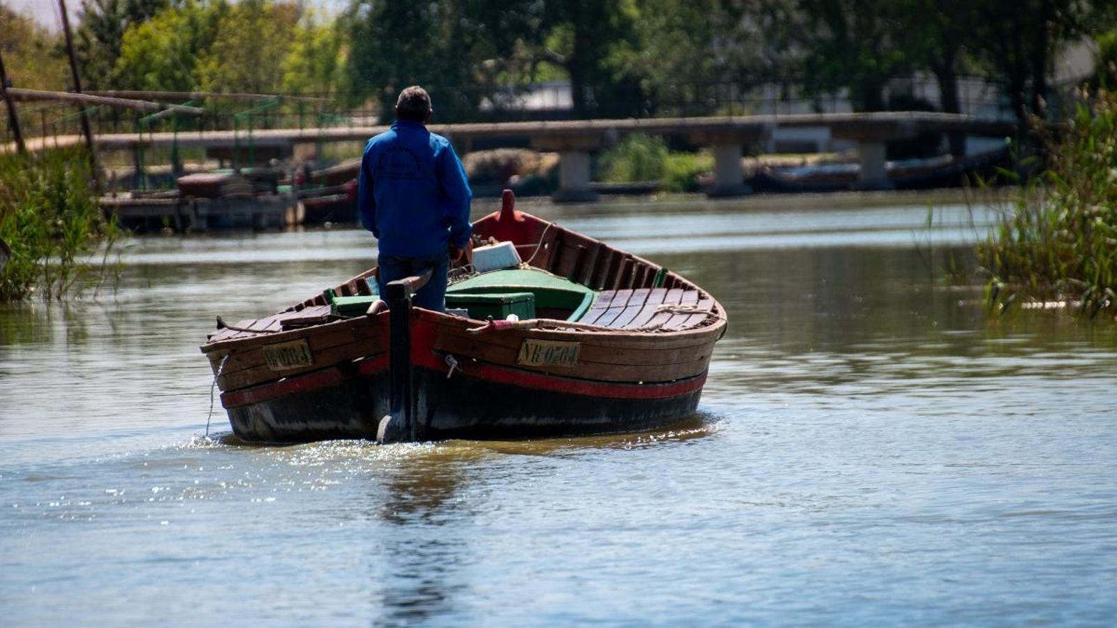 Una barca travessa el llac de l’Albufera en una imatge d’arxiu