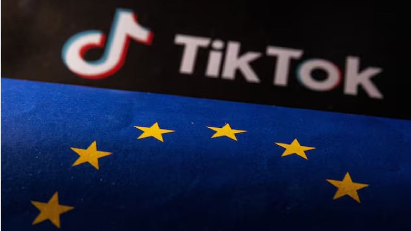 La bandera de la UE i el logotip de TikTok es veuen en esta il·lustració