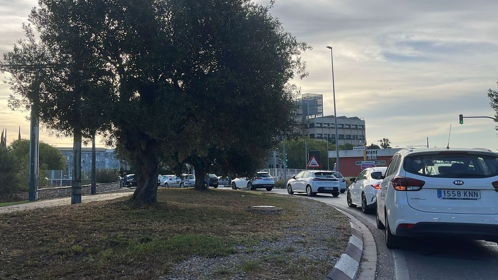 Una de les redones del campus de Burjassot, on es registraven cues des de primera hora d'este dimarts