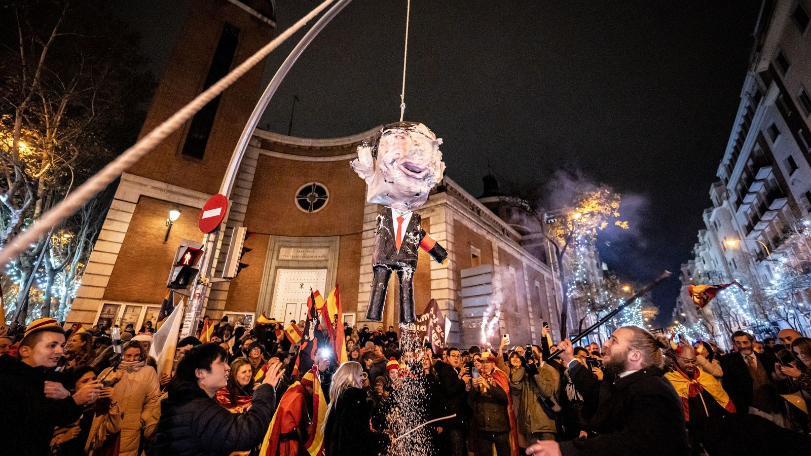 Imatge del linxament del ninot de Pedro Sánchez en Cap d'Any al costat de la seu del PSOE