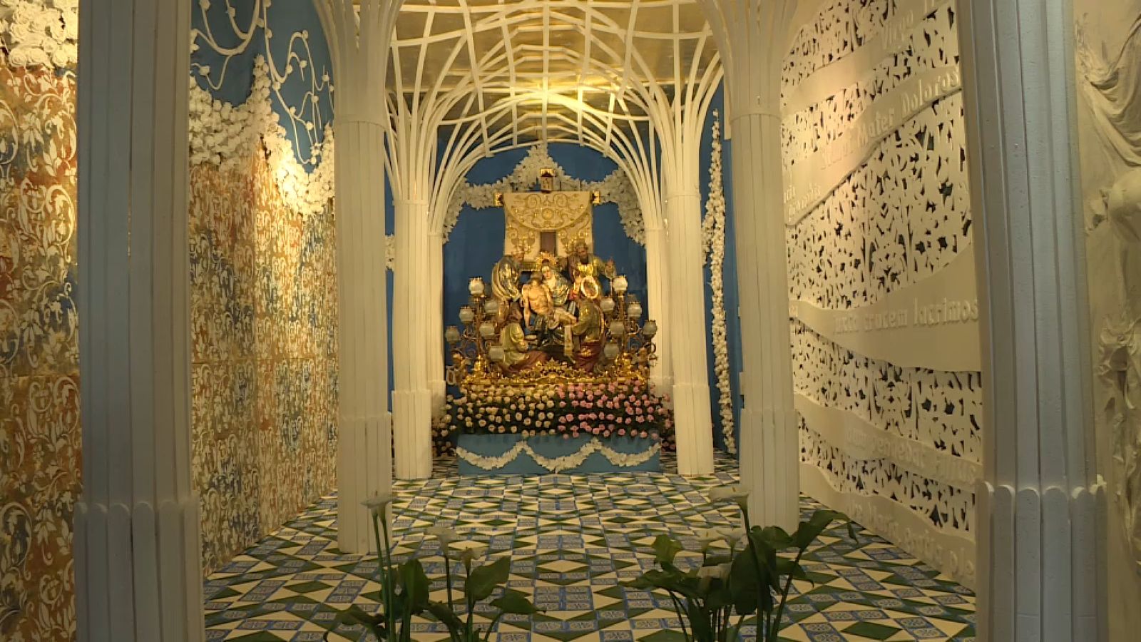 Sala de columnes que ha recreat la confraria de la Dolorosa