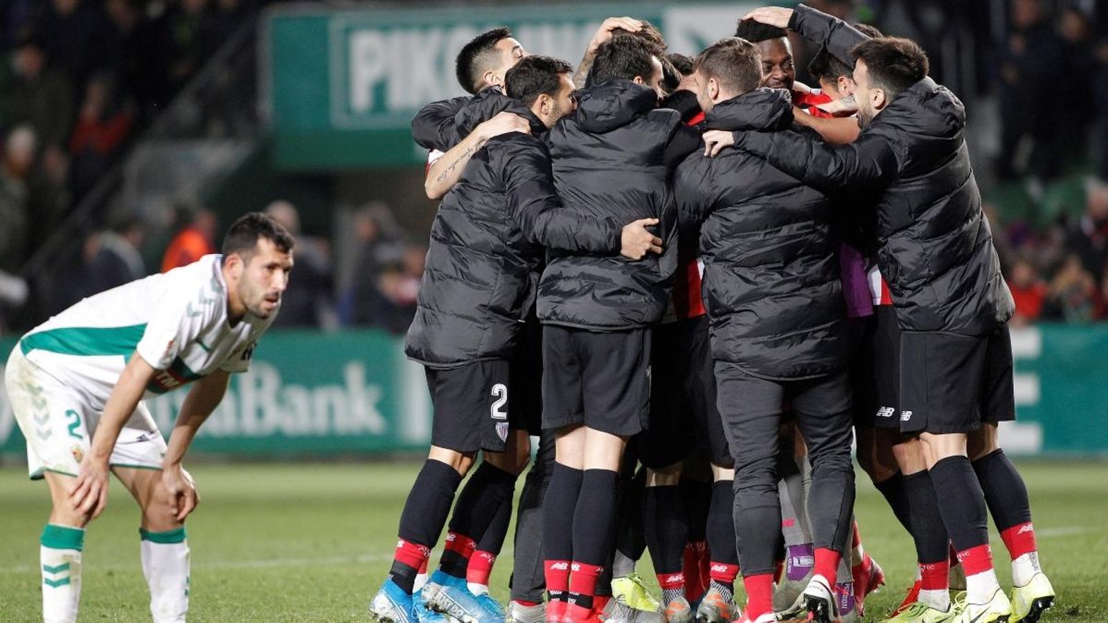 L'Athletic celebra el pas a huitens davant el defensa de l'Elx, Tekio, que ha fallat el penal definitiu