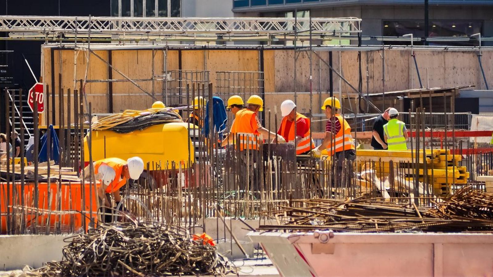 Un grup de treballadors de la construcció, en una imatge d'arxiu