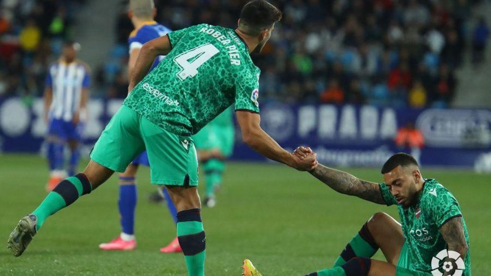 Róber Pier i Rubén Vezo, en una acció del partit Róber Pier i Rubén Vezo, en una acció del partit
