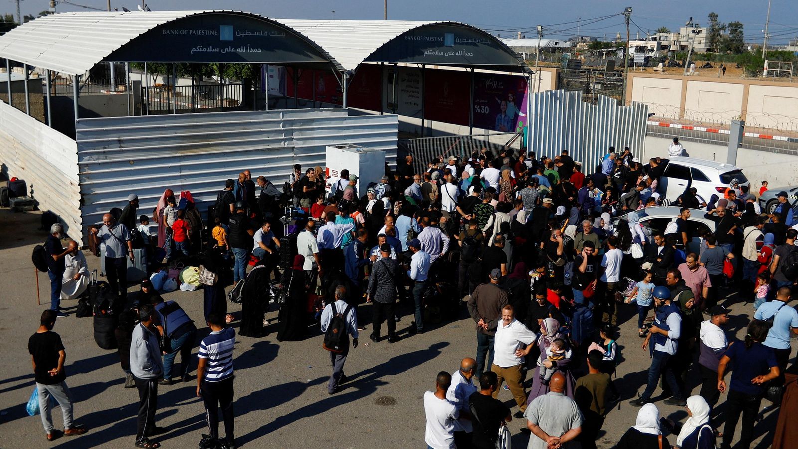 Palestins i palestines amb doble nacionalitat esperaven aquest dilluns al pas de Rafah, en la frontera entre Gaza i Egipte