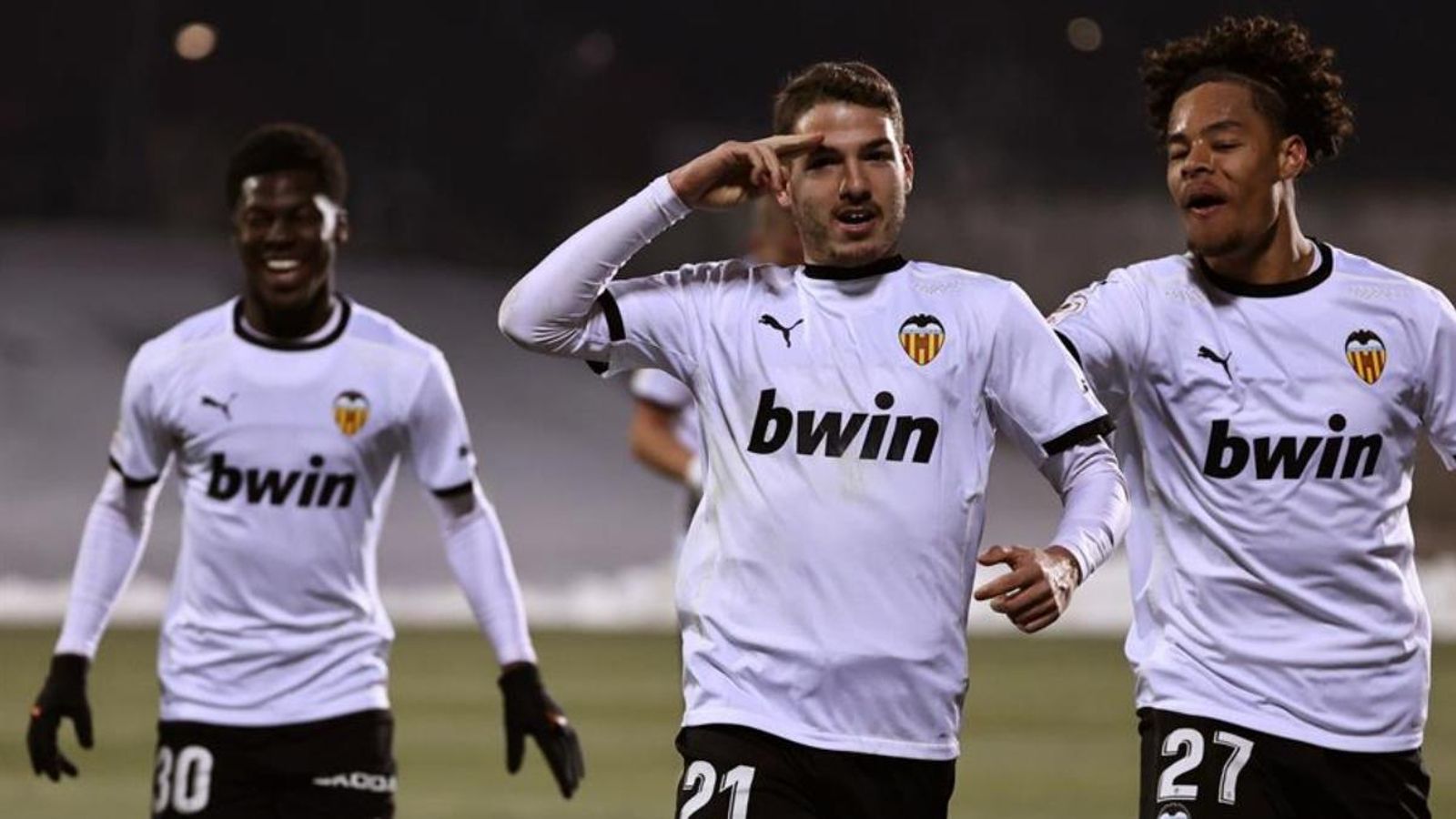 Els jugadors del València celebren el segon gol, marcat per Vallejo