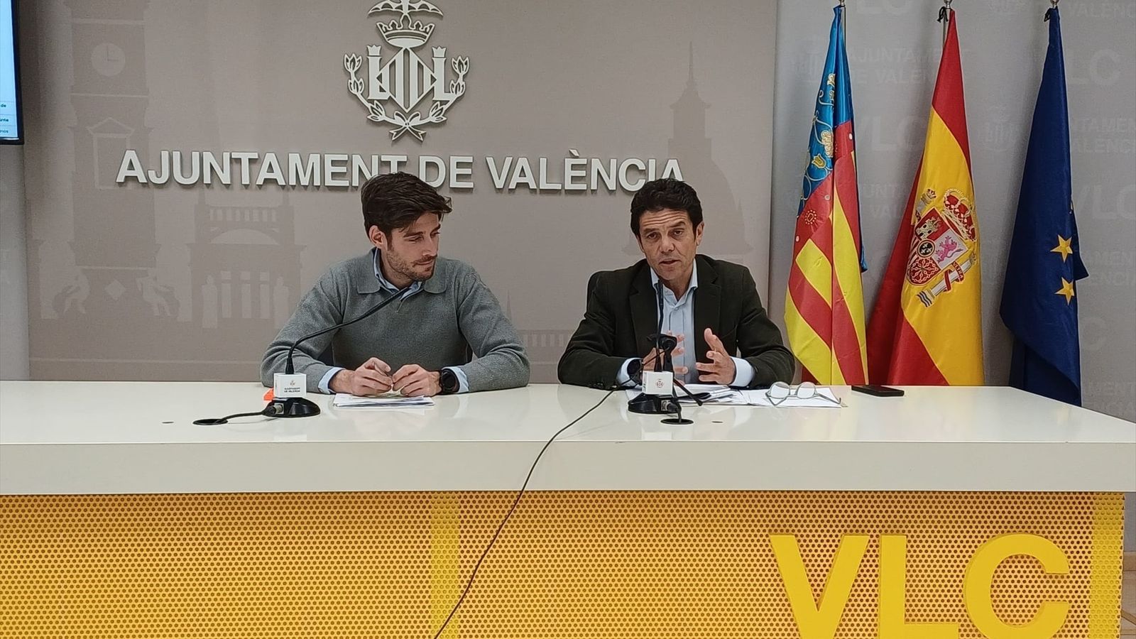 Els regidors Juan Carlos Caballero i Carlos Mundina en la roda de premsa posterior a la junta de govern local, este dijous