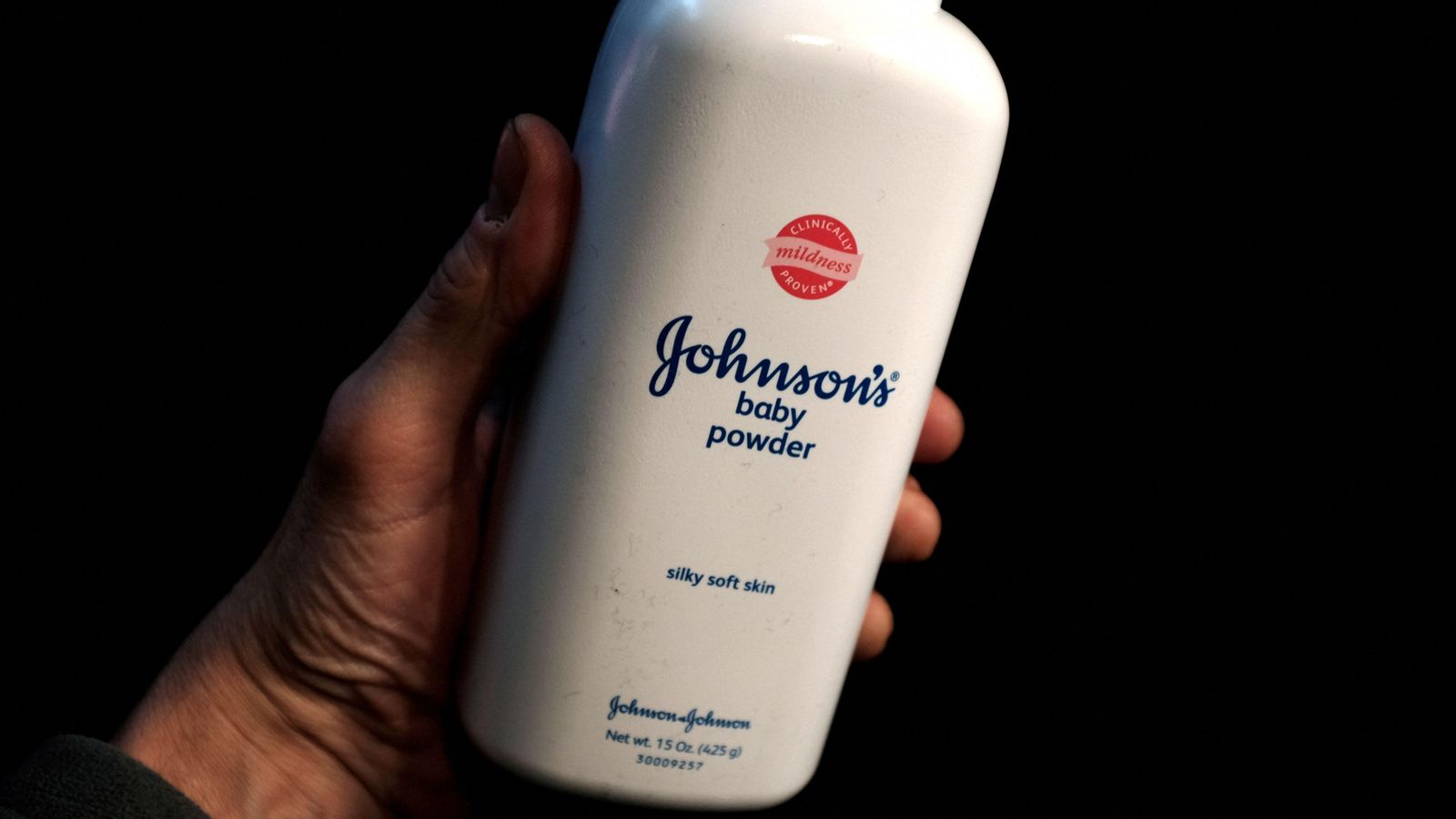Un dels pots de pólvores de talc per a nadons que la multinacional nord-americana ha anunciat que retirarà del mercat a partir de l'any que ve
