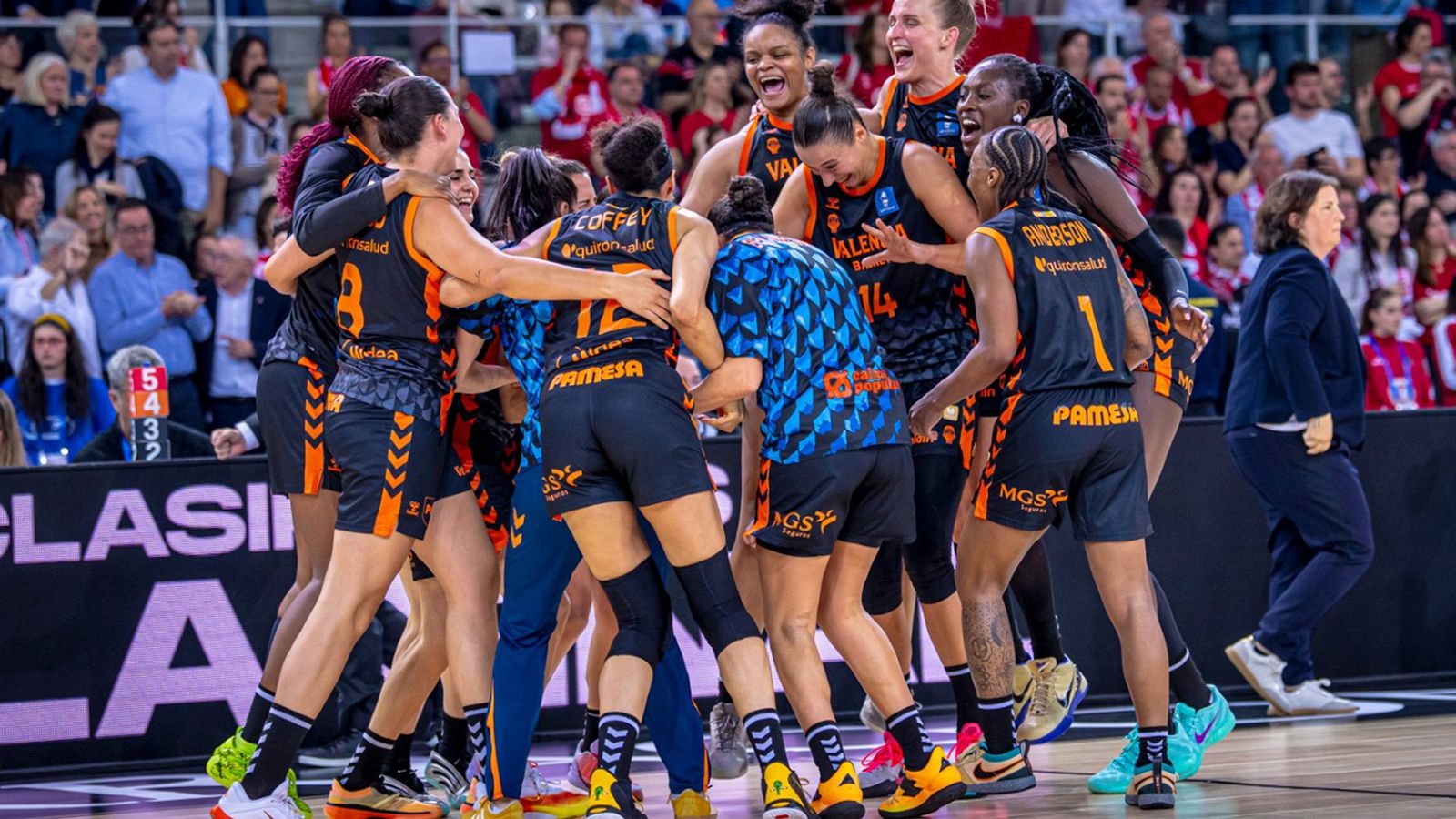 València Basket celebra la classificació per a la final de la Copa de la Reina