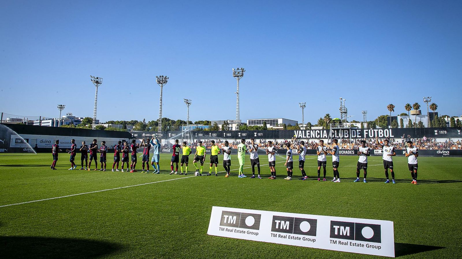 Inici del derbi de pretemporada entre el València i el Llevant Inici del derbi de pretemporada entre el València i el Llevant