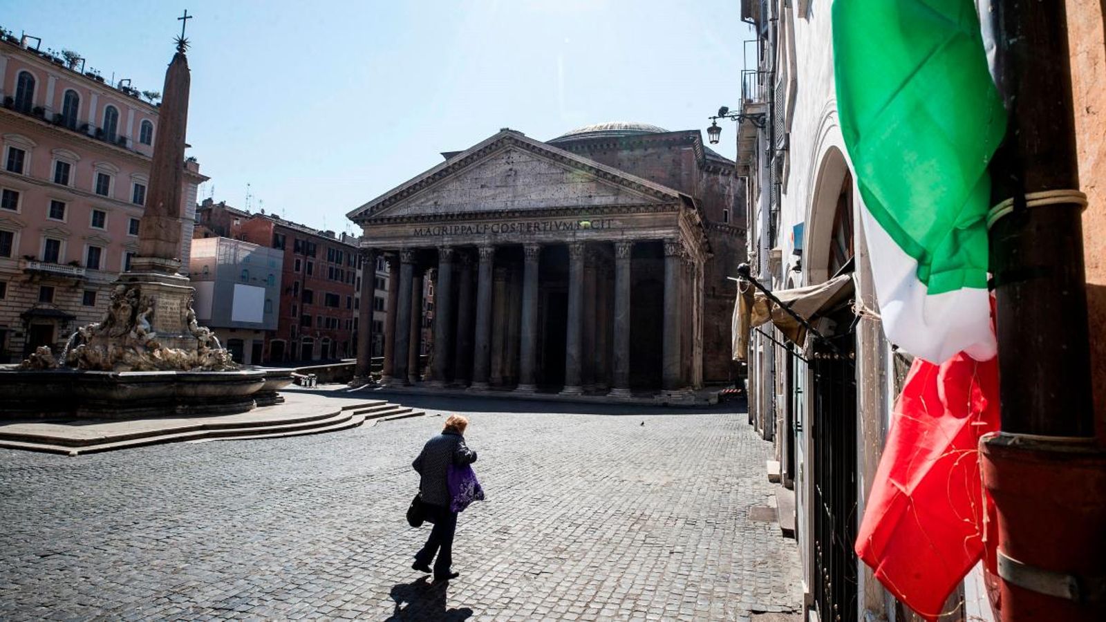 Una dona amb mascareta davant del Panteó, a Roma